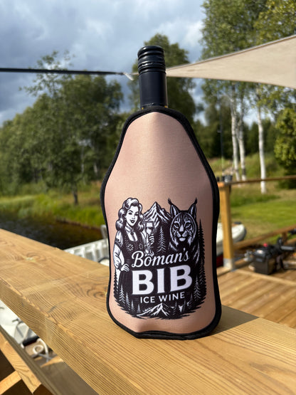 Bomans BIB vinkylare med kylgel för vitt vin och rosé på en altan vid sjön. Återanvändbar vinkylare som håller vinflaskan kall längre under sommarens middagar och utflykter.