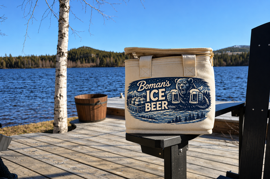 Bomans Ice Beer kylväska på brygga vid sjö i fjällmiljö